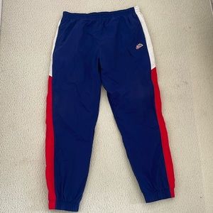 Nike Sportswear Windrunner Woven Pants.